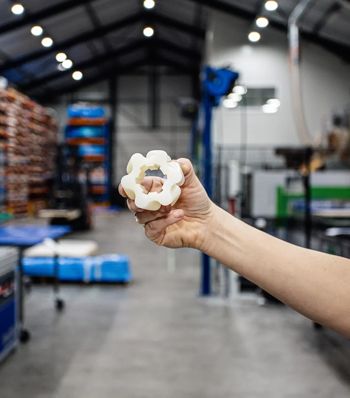 Medewerker toont custom plastic onderdeel uit de voedselverwerking