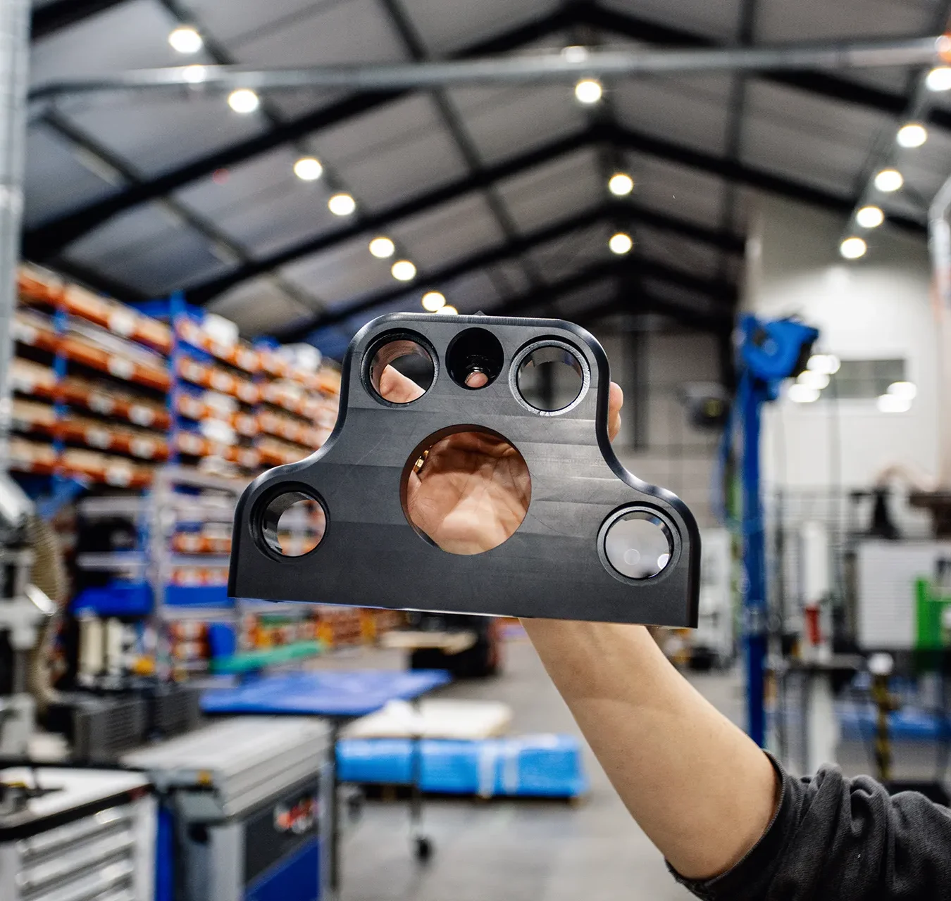 Medewerker toont custom plastic onderdeel uit de voedselverwerking