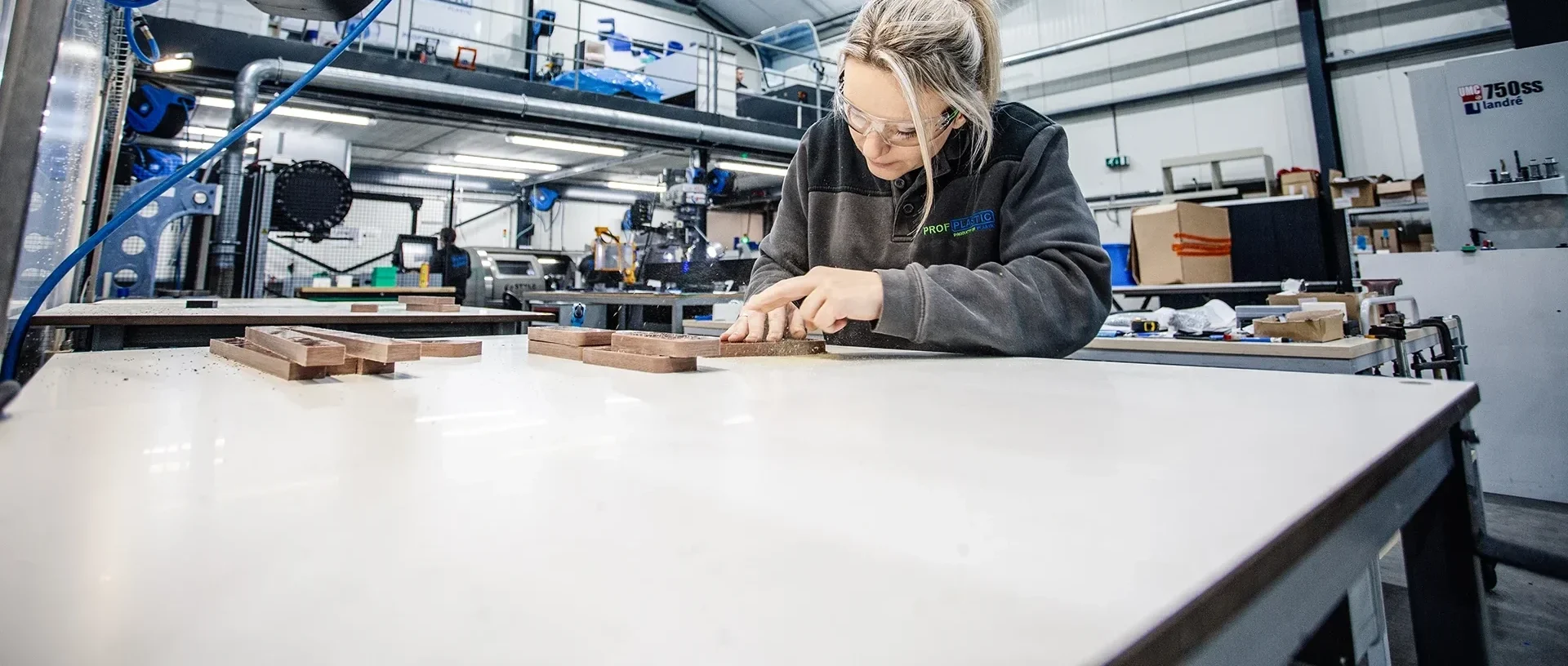 Medewerker is bezig met een onderdeel van custom plastic bij Profplastic