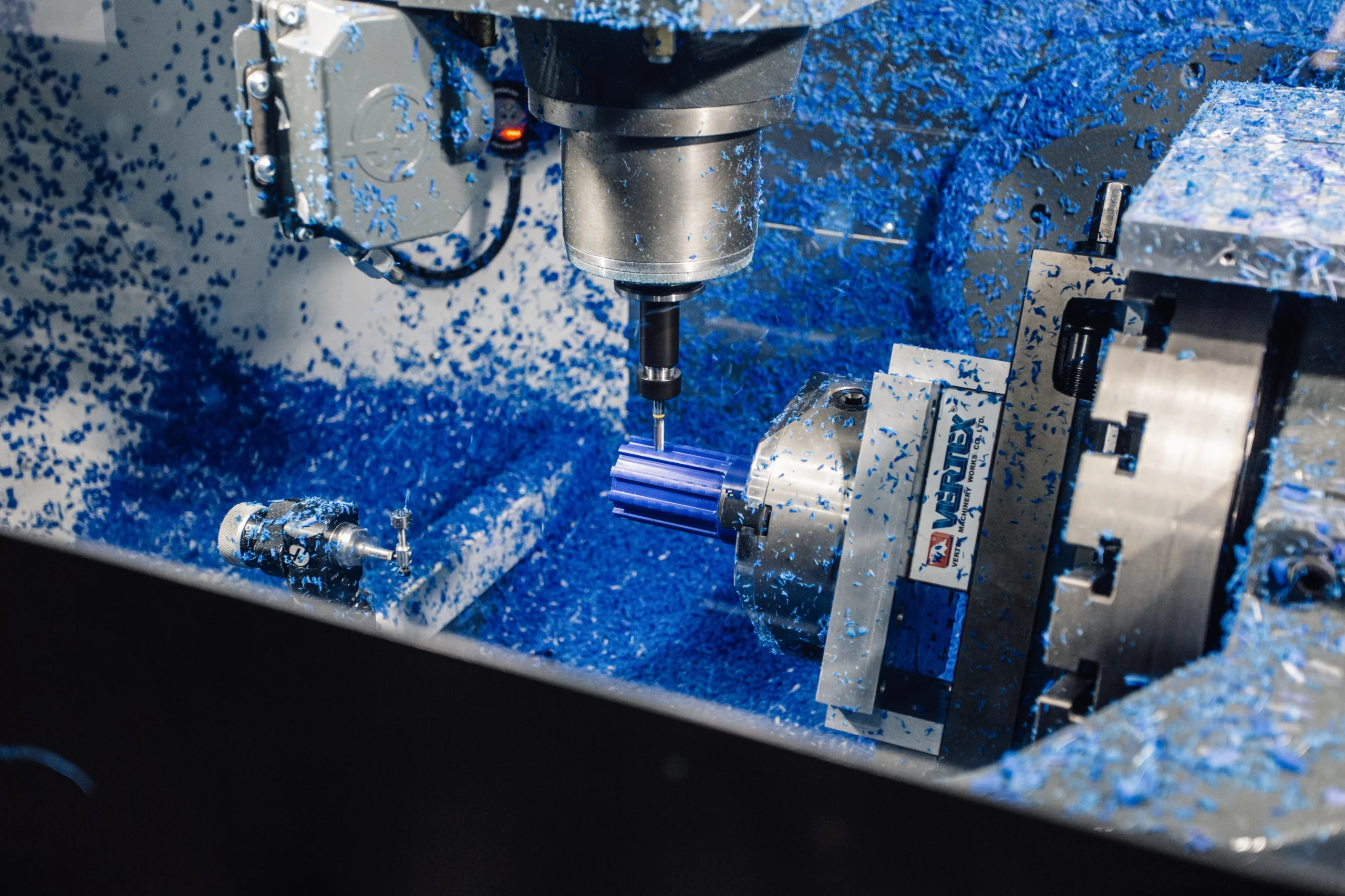 Onderdeel wordt in de frezer uitgesneden