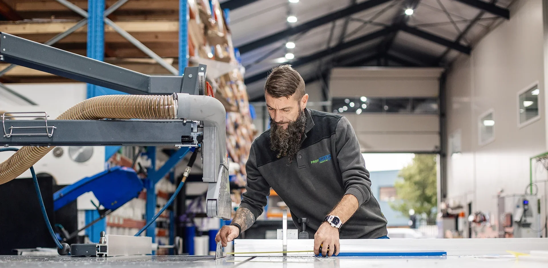 Medewerker is bezig met het zagen van een onderdeel bij Profplastic