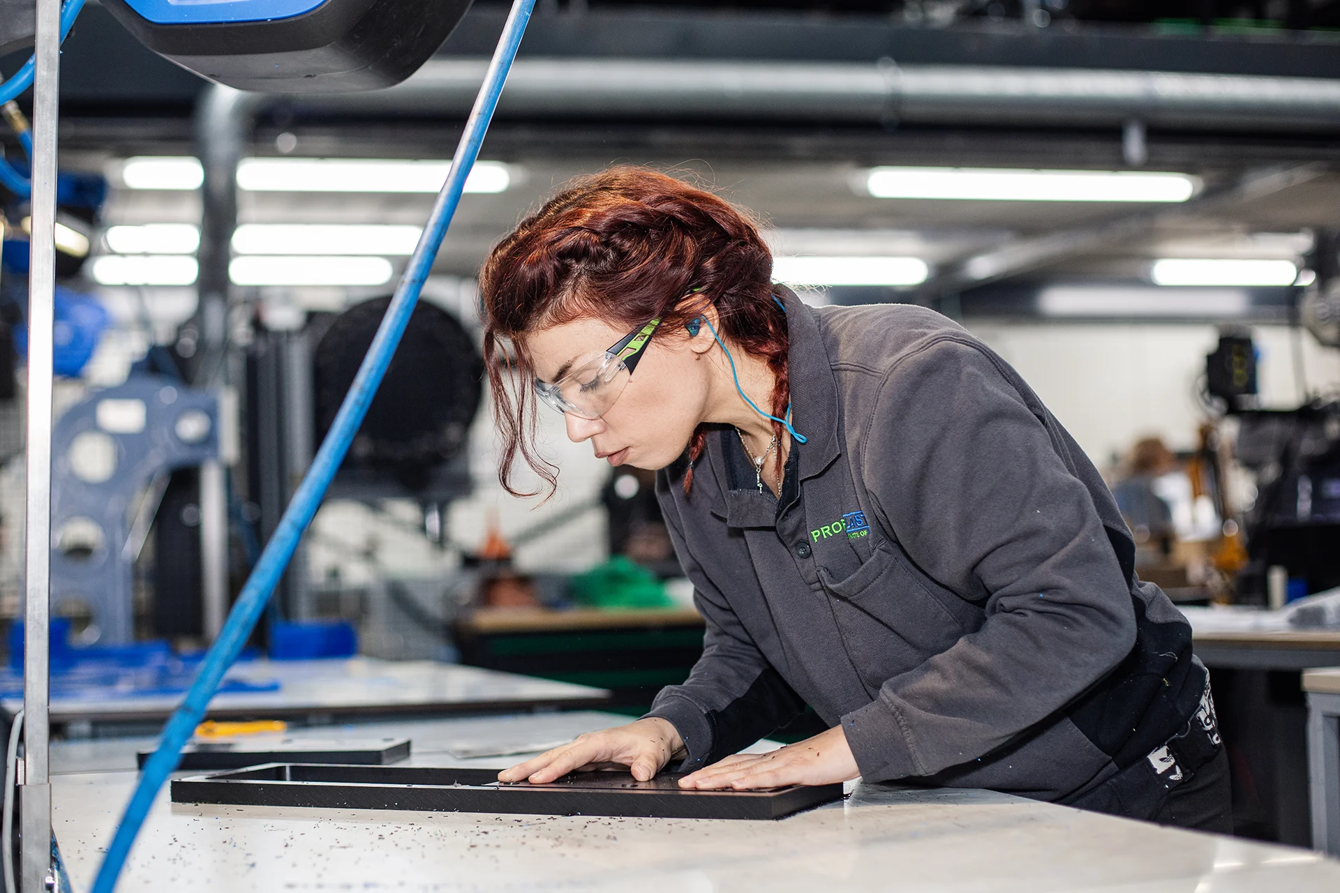 Medewerker is bezig met het schuren van een onderdeel bij Profplastic