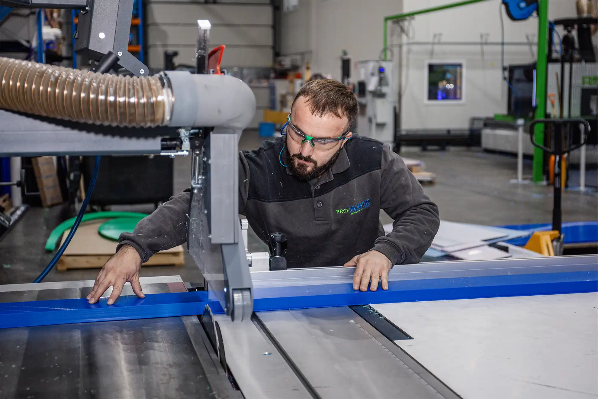 medewerker werkt aan machine