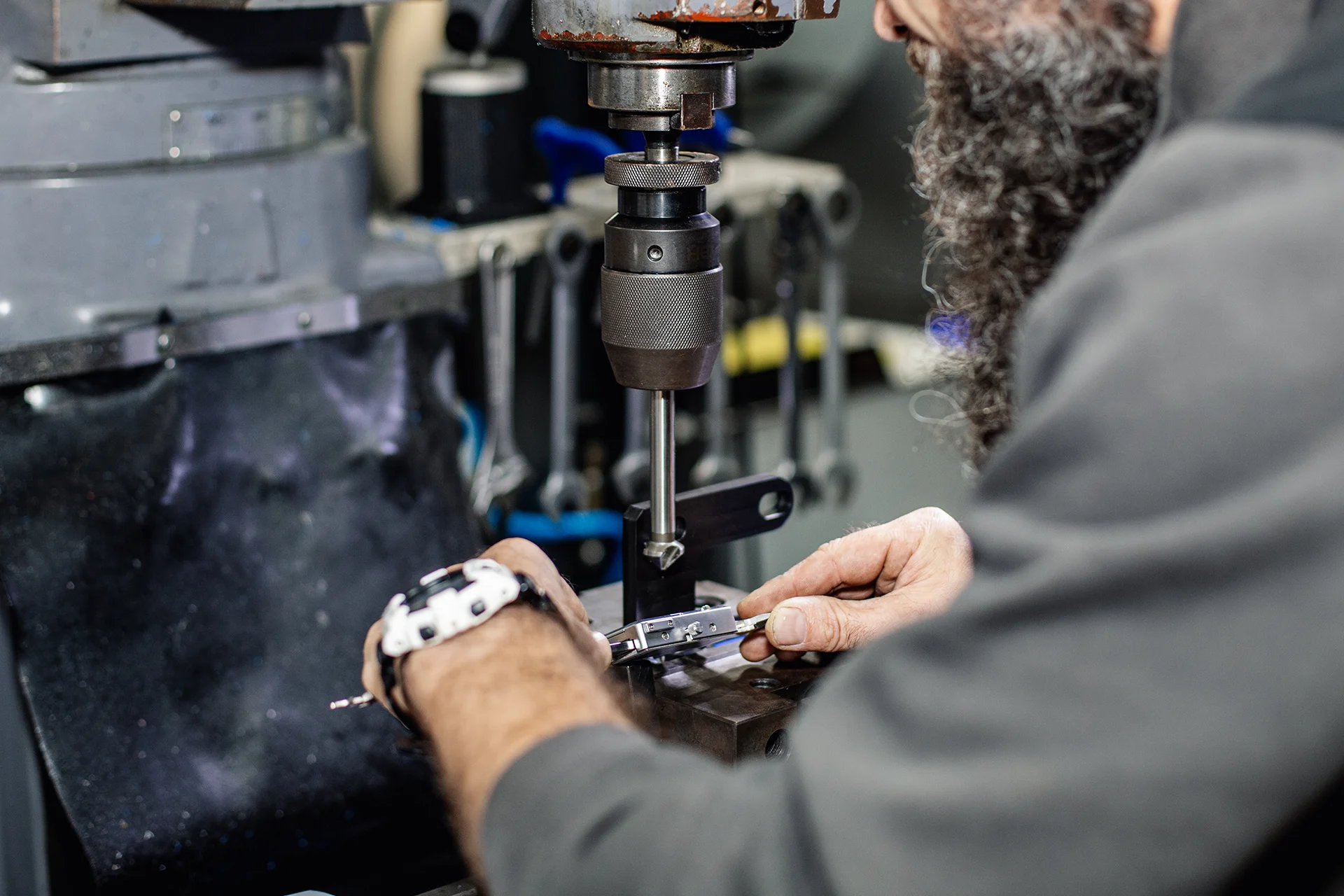 Boormachine bezig met het uitboren van een plastic onderdeel
