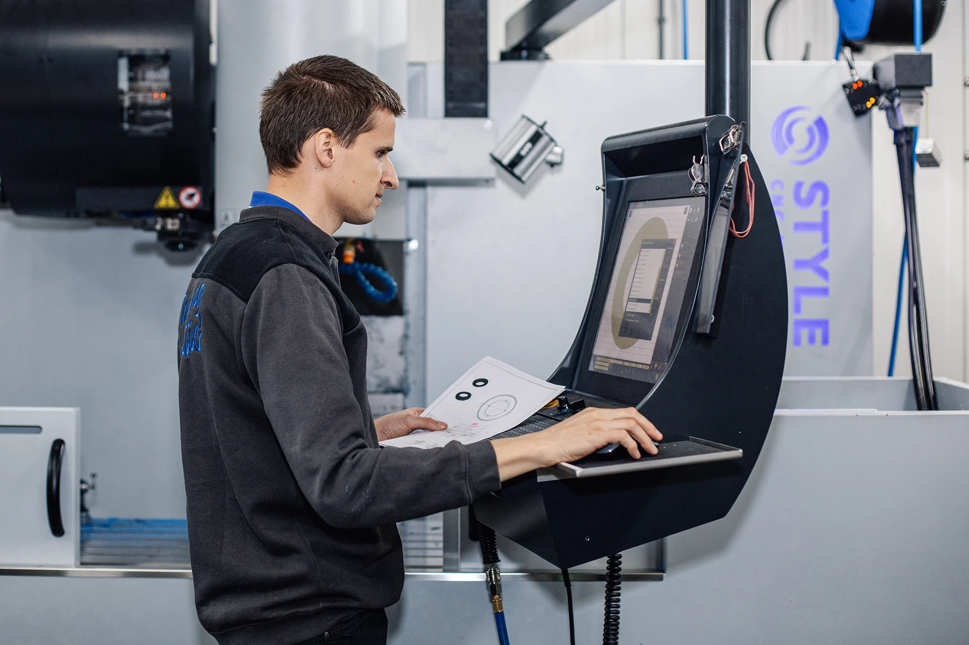 Medewerker van Profplastic bezig met het ontwikkelen van een plastic onderdeel