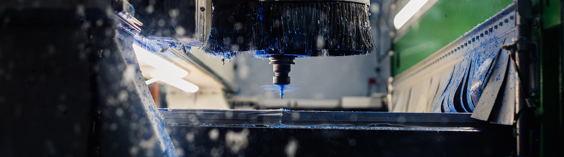 Machine bezig met het frezen van een plastic onderdeel